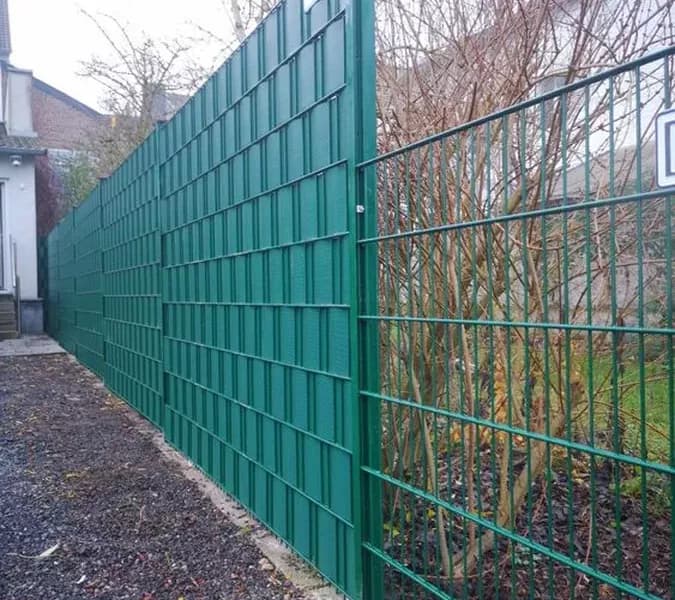 Jak zgodnie z przepisami ogrodzić działkę?