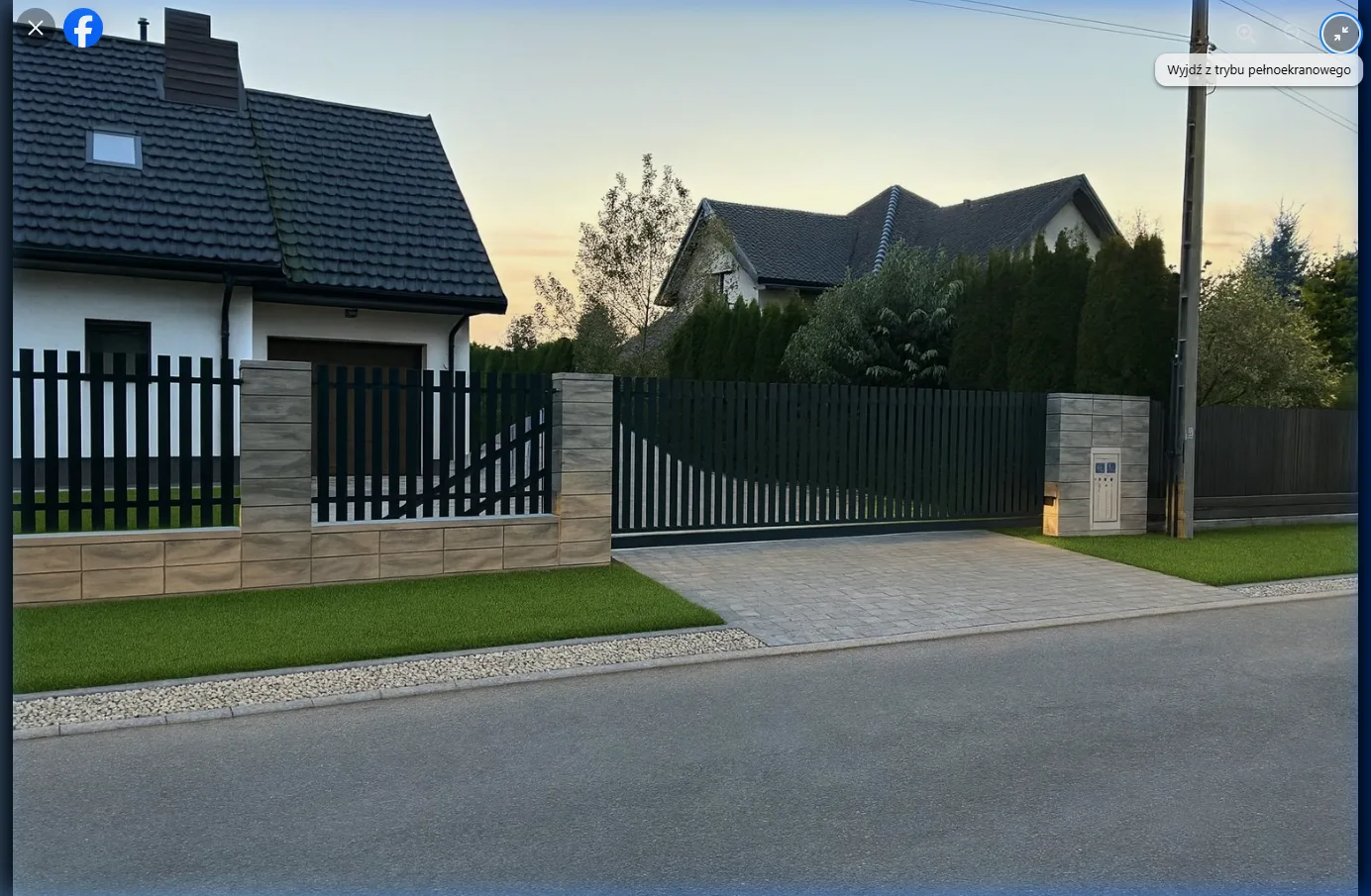 Palisada pionowa czarna + furtka + brama przesuwna — realizacja o zachodzie słońca