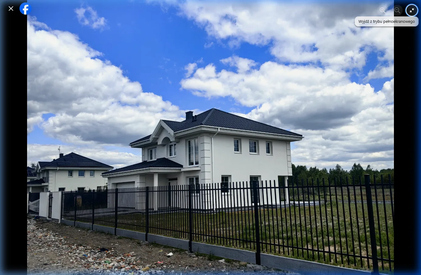 Długie ogrodzenie palisadowe poziome — duża posesja, idealnie równe